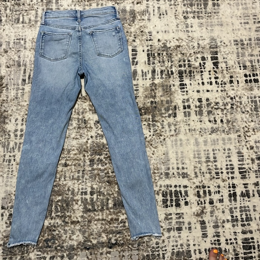 Old navy light colored skinny jeans with no holes - Picture 2 of 3